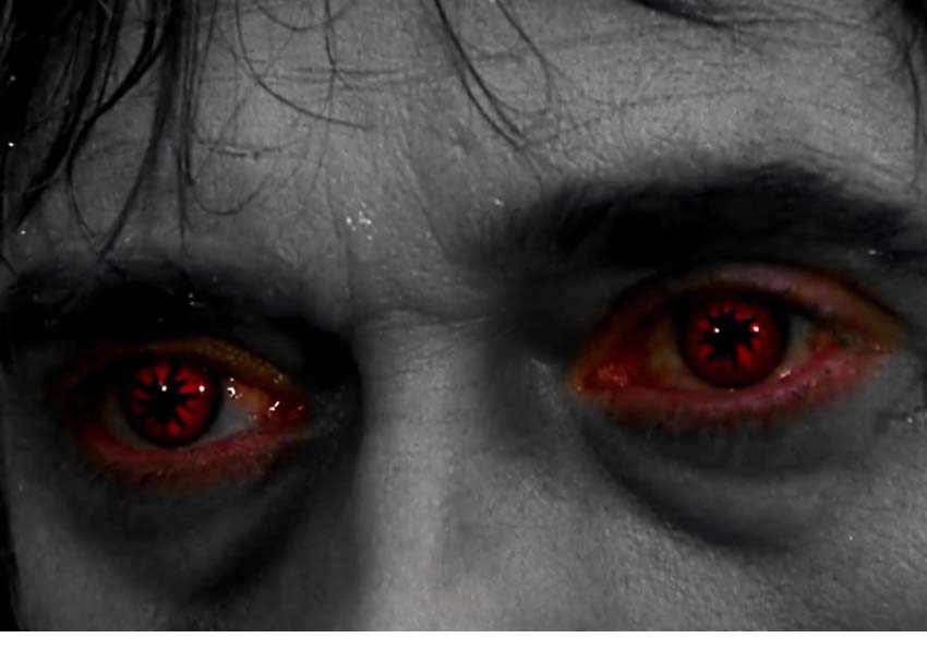 Imatge del esdeveniment:Detall de la cara d'un home amb els ulls rojos